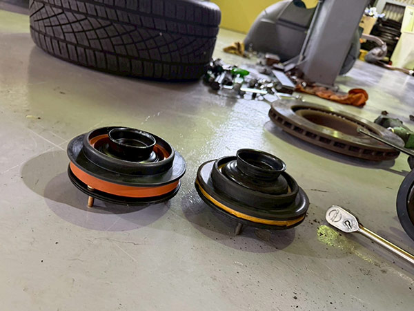 ジャガーXKR アッパーマウント交換 修理